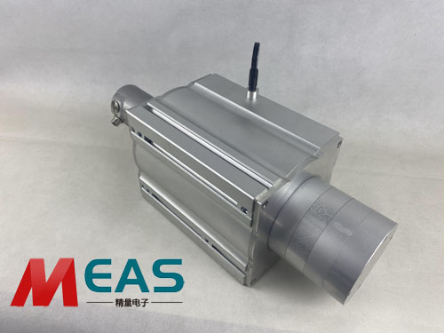 拉線位移編碼器持續精準地輸出數據